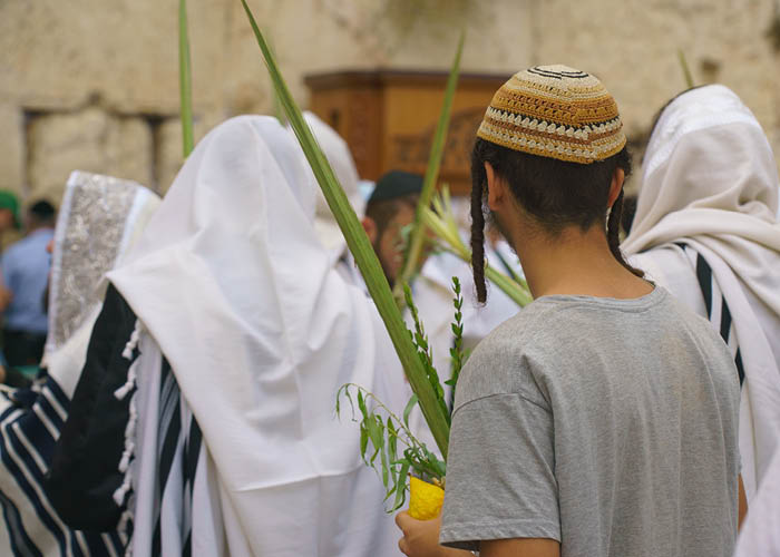 כל‭ ‬ישראל‭ ‬ראויים‭ ‬לישב‭ ‬בסוכה‭ ‬אחת ‭)‬מסכת‭ ‬סוכה‭ ‬כ"ז‭(